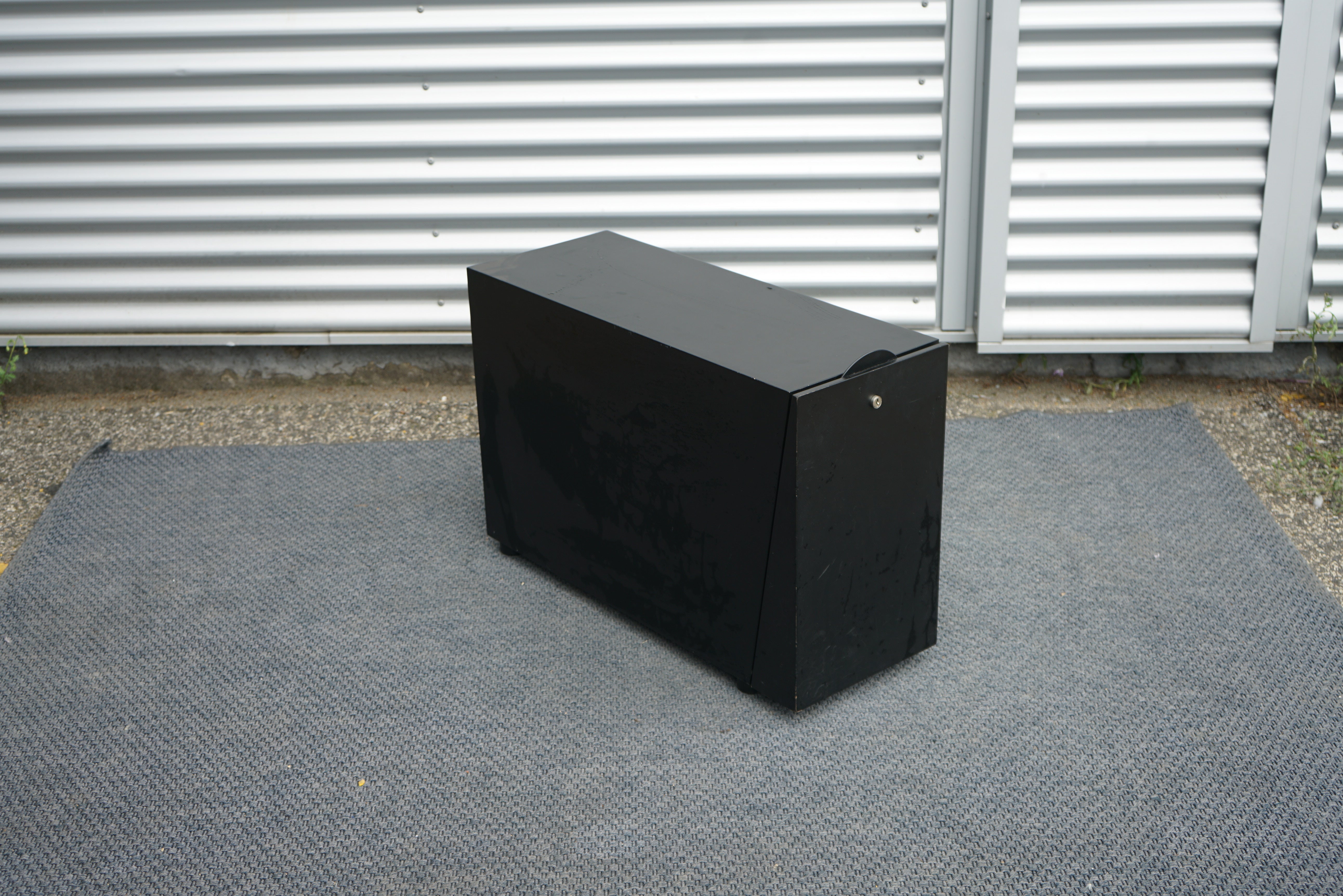 Paustian skuffeboks i sort 80x30x50 cm – set fra skrå vinkel